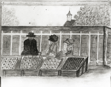 38019 Gezicht op een muur en enkele broeibakken in de moestuin van het huis Nieuw Amelisweerd aan de Kromme Rijn tussen ...